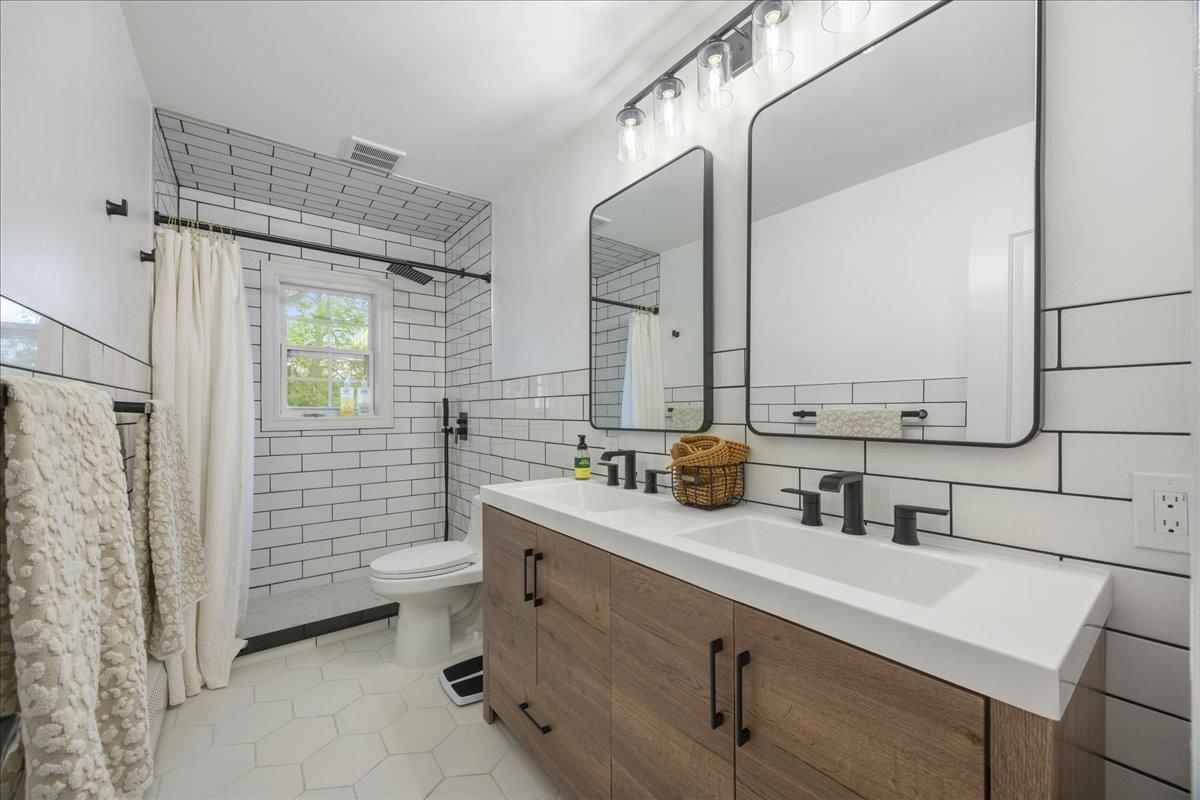 Bathroom, Dual Sink Vanities, Interior
