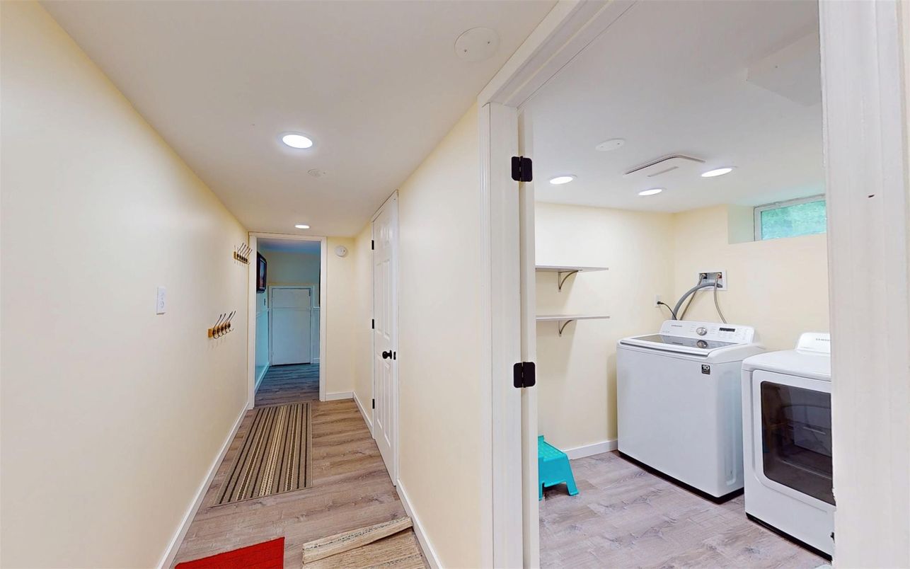 Interior, Recessed Lighting, Washer, Wood Texture Flooring