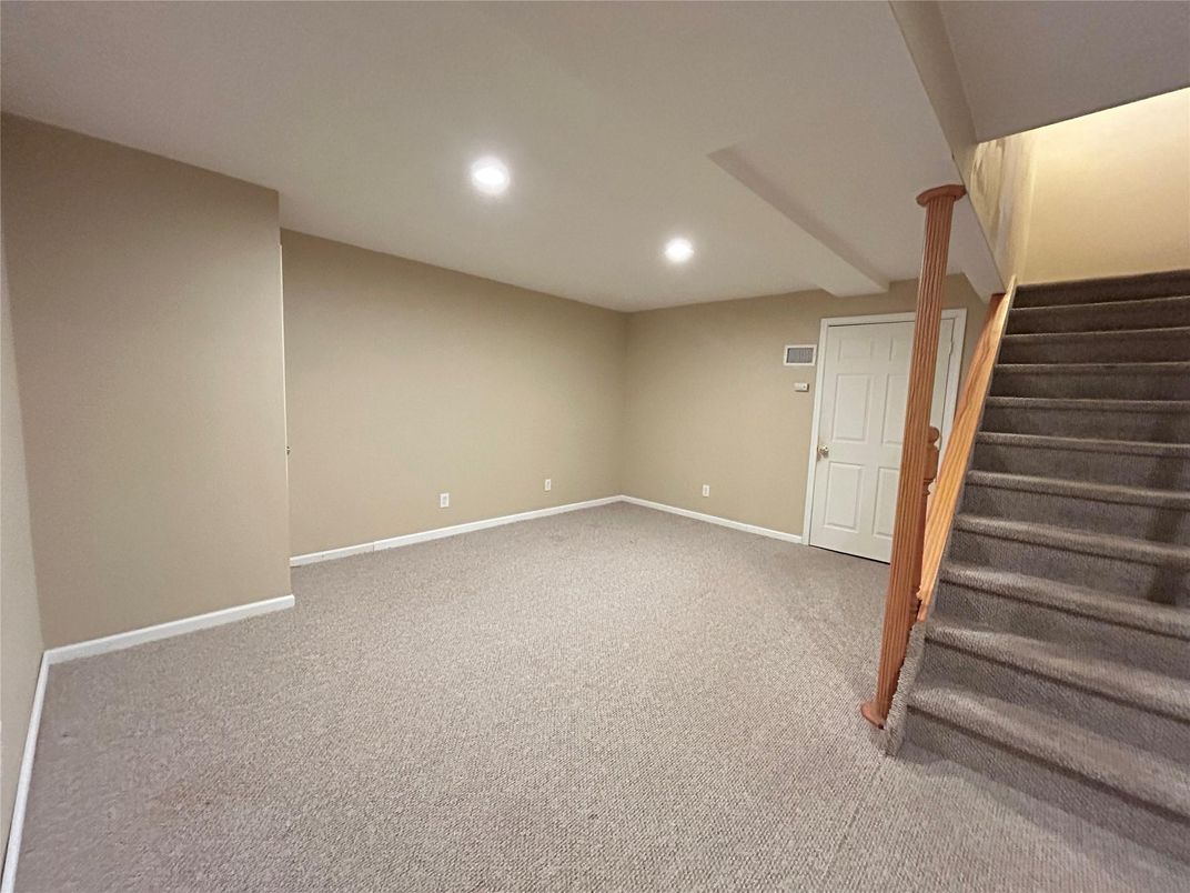 Empty room, Interior, Recessed Lighting