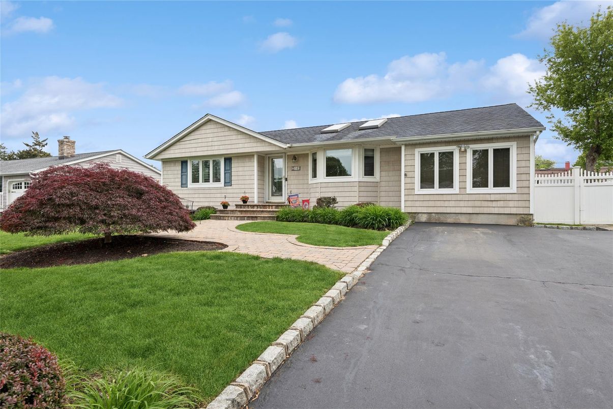 Exterior, Facade, Ranch
