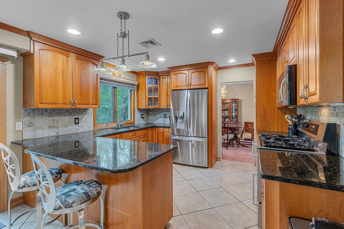 Dining room, Interior, Kitchen, Pendant Lights, Recessed Lighting, Stainless Steel Appliances