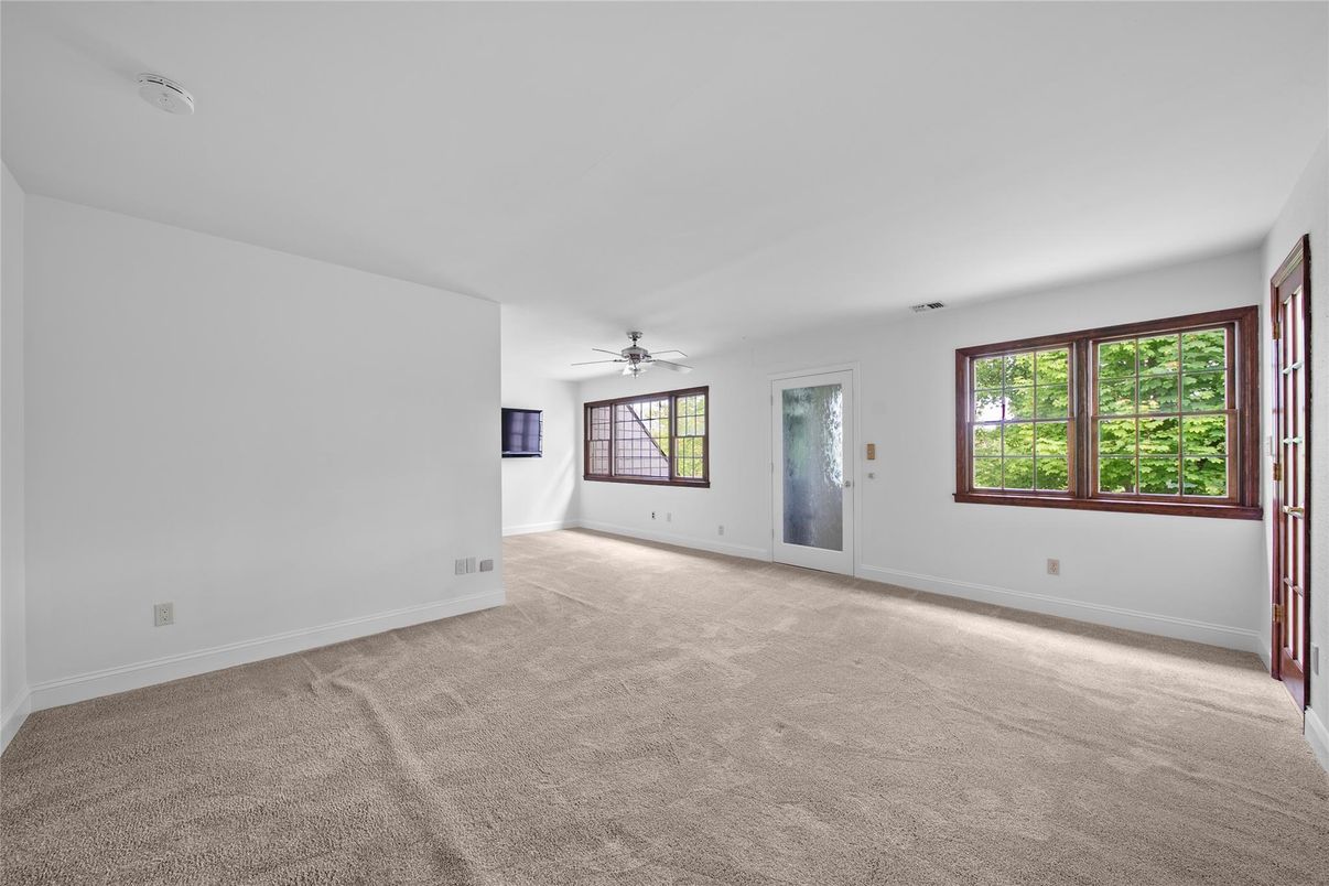 Empty room, Interior