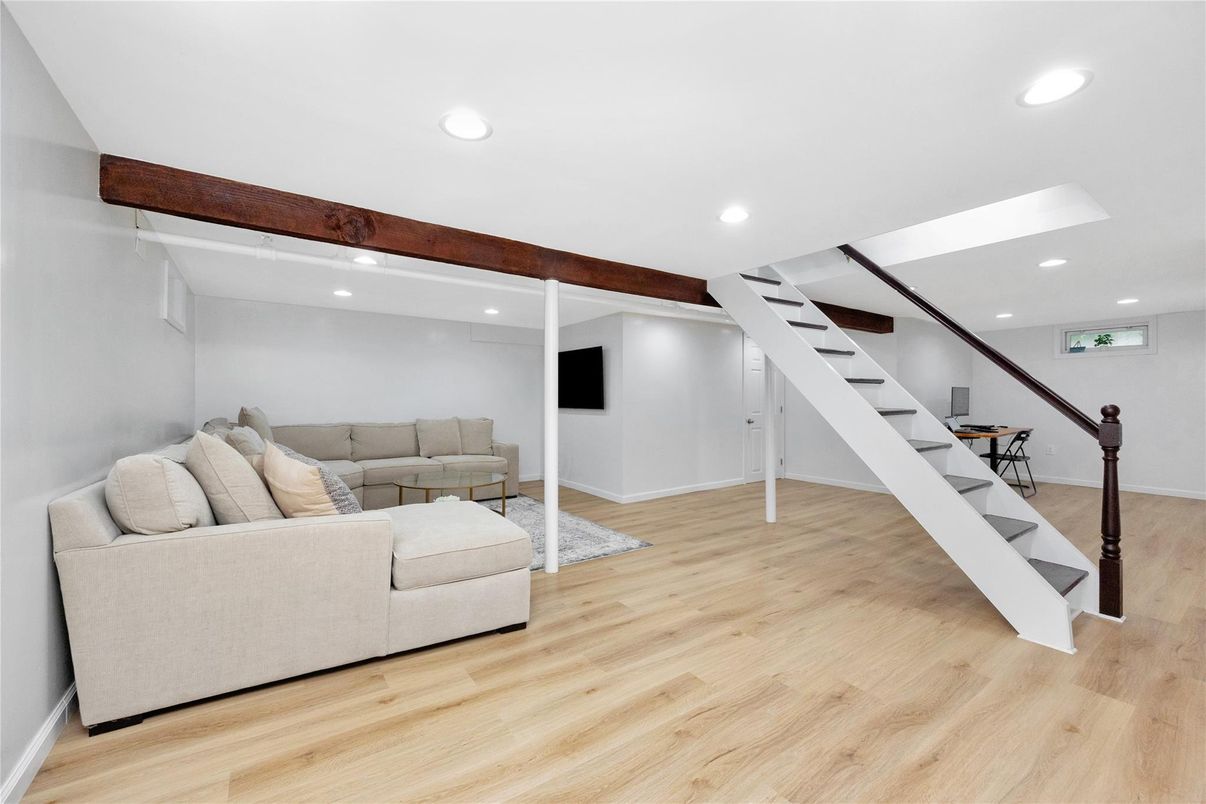 Interior, Living room, Recessed Lighting, Wood Texture Flooring