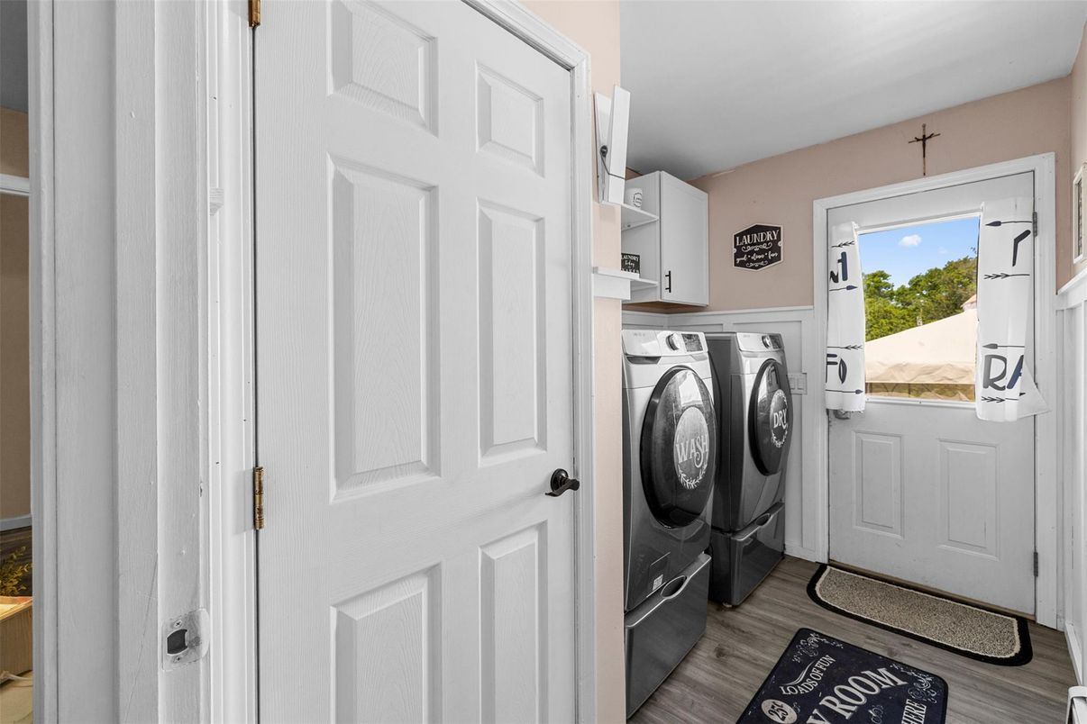 Interior, Washer, Wood Texture Flooring