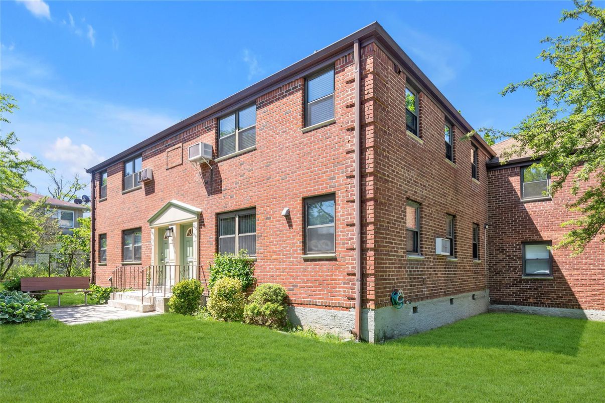 Exterior, Facade, Brick Facade, Rowhouse