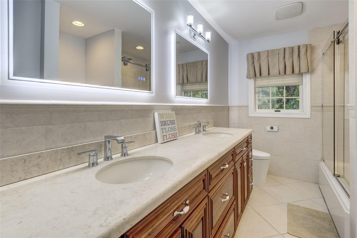 Bathroom, Dual Sink Vanities, Interior, Recessed Lighting