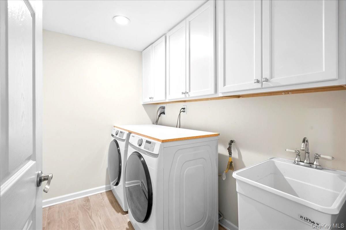 Interior, Recessed Lighting, Washer, Wood Texture Flooring