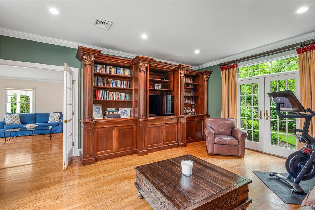 Fitness Equipment, Interior, Recessed Lighting, Wood Texture Flooring