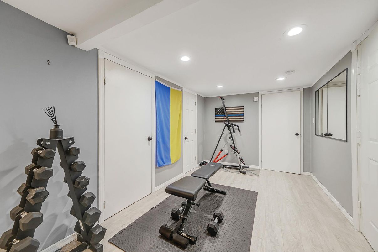 Fitness Equipment, Interior, Recessed Lighting, Wood Texture Flooring