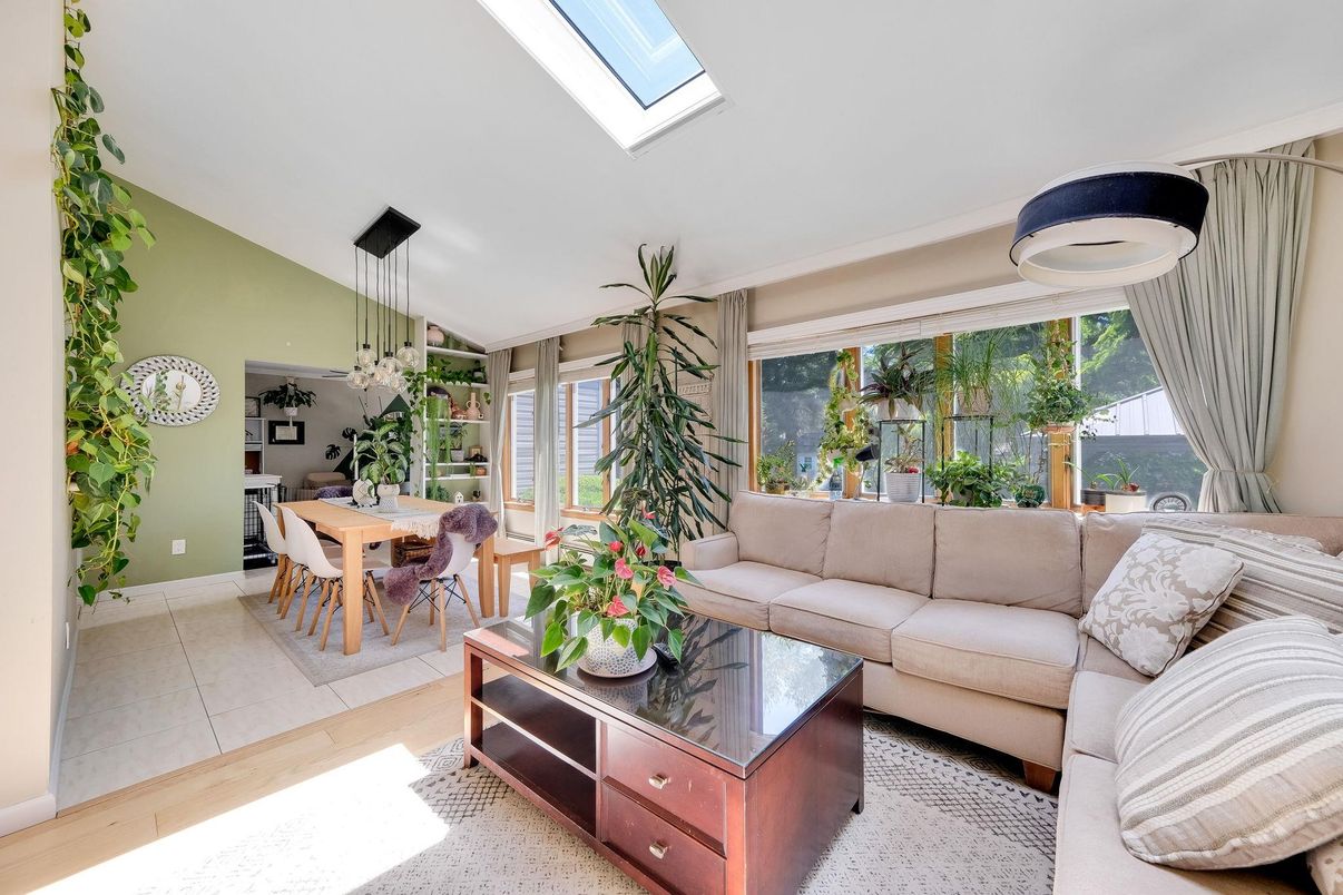 Dining room, Interior, Living room, Pendant Lights
