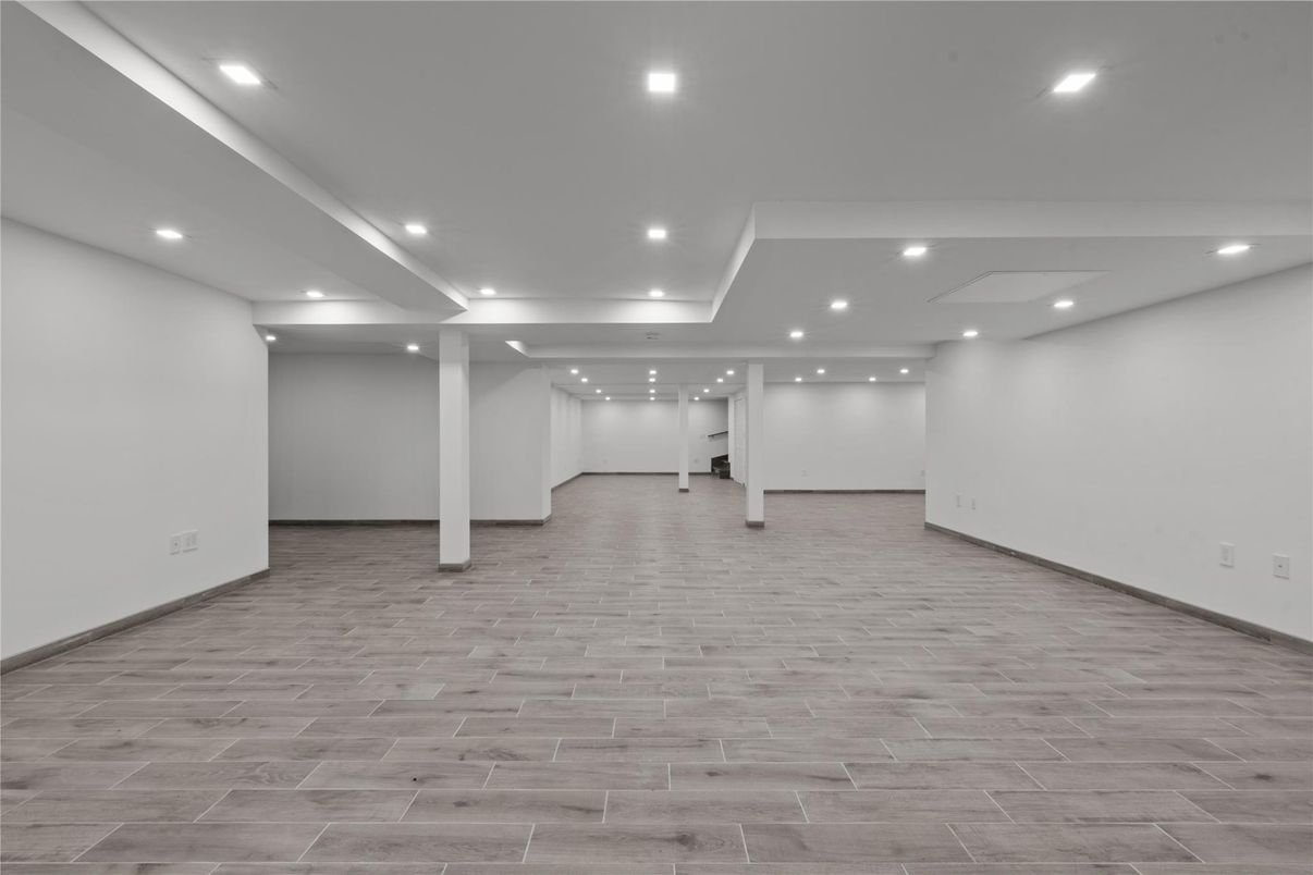 Empty room, Interior, Recessed Lighting