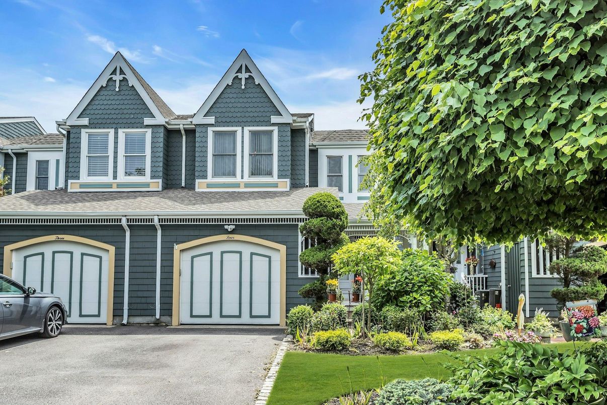 Attached, Exterior, Facade, Queen Anne Victorian