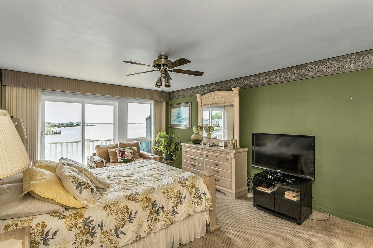 Bedroom, Interior, Water
