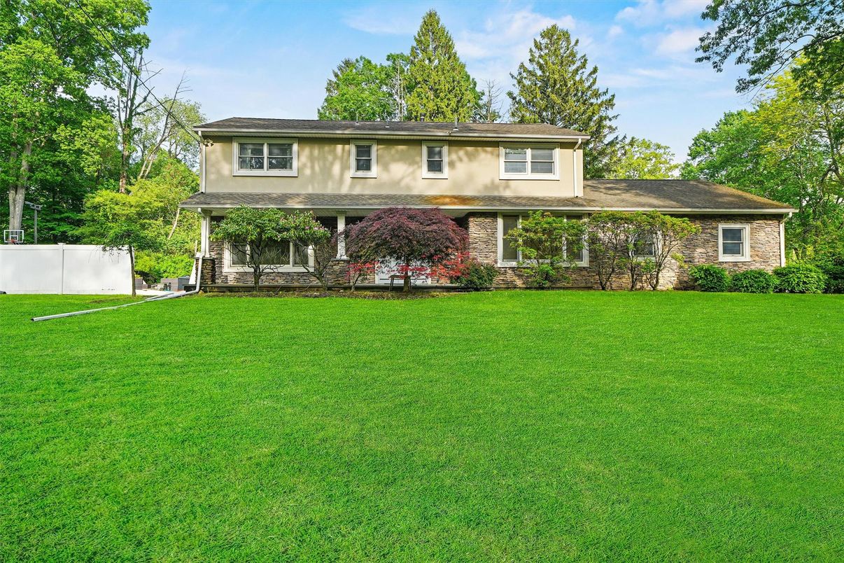 Backyard, Exterior, Facade, Split Level