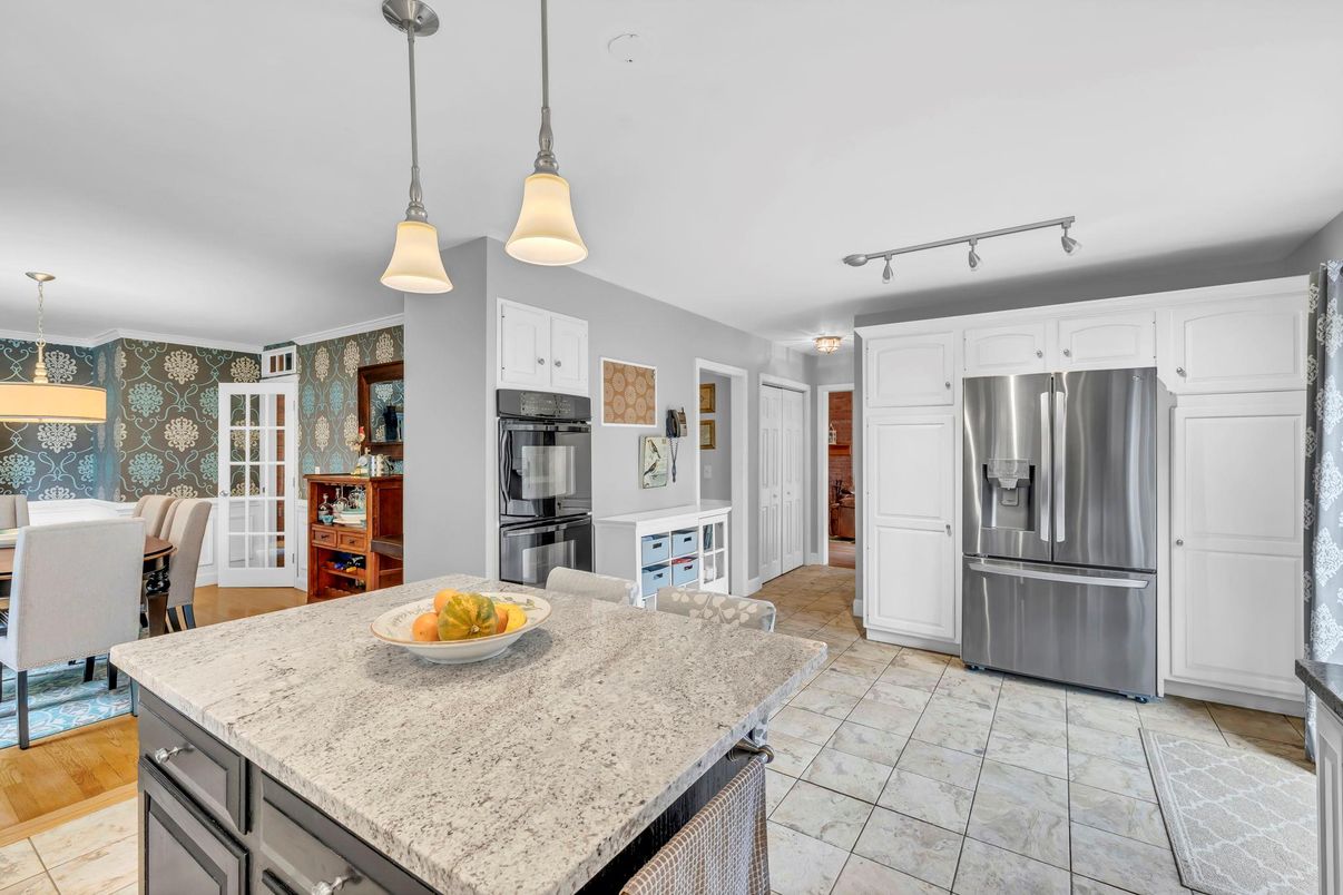Dining room, Interior, Kitchen, Pendant Lights, Stainless Steel Appliances