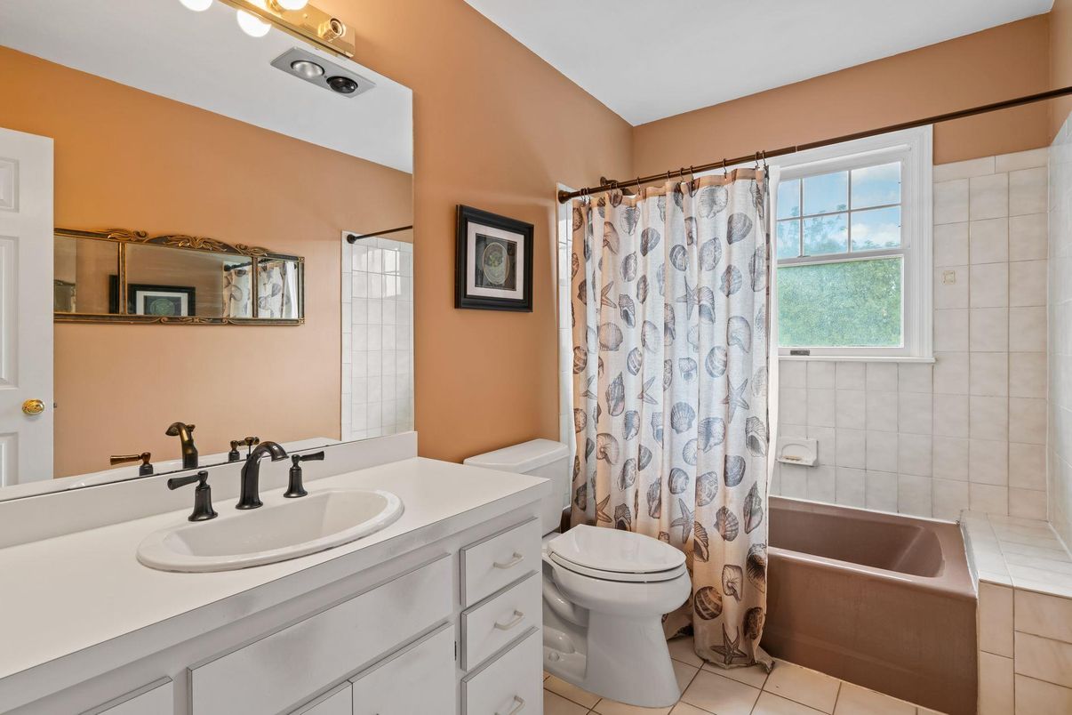 Bathroom, Interior, Tile Countertops