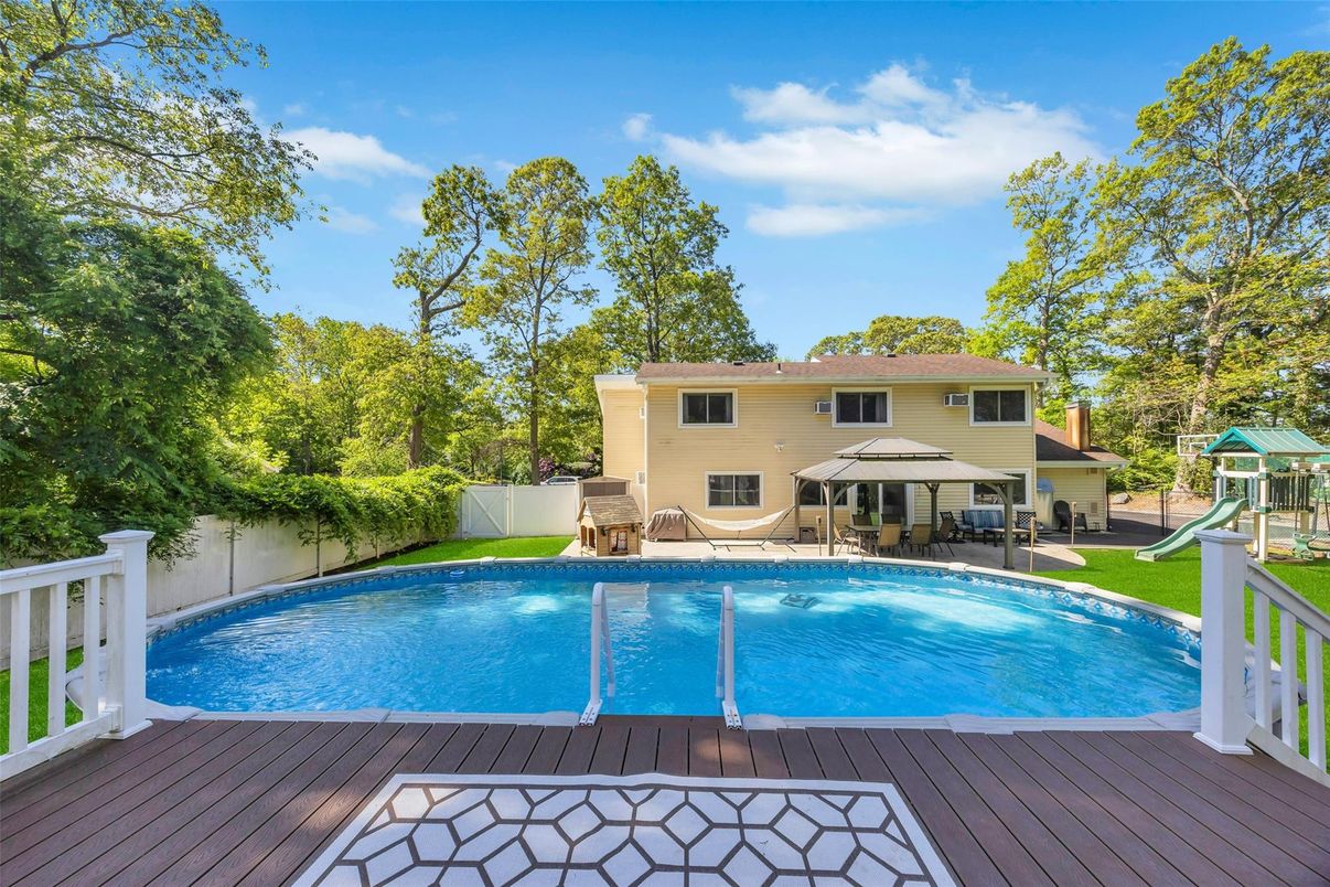 Exterior, Playground, Pool