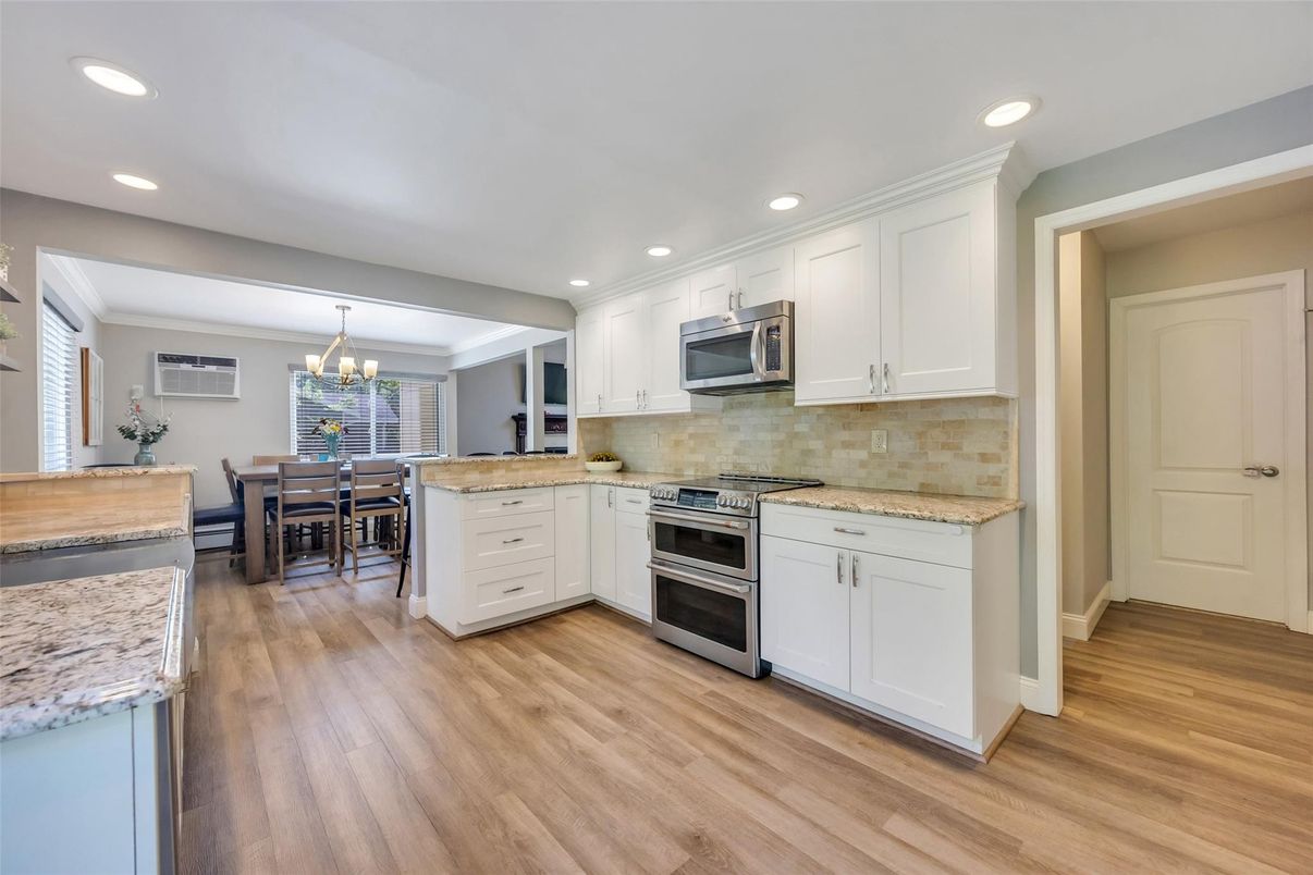 Chandelier, Dining room, Interior, Kitchen, Pendant Lights, Recessed Lighting, Stainless Steel Appliances, Wood Texture Flooring