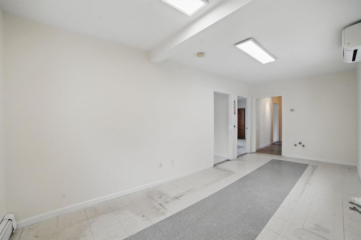 Empty room, Interior
