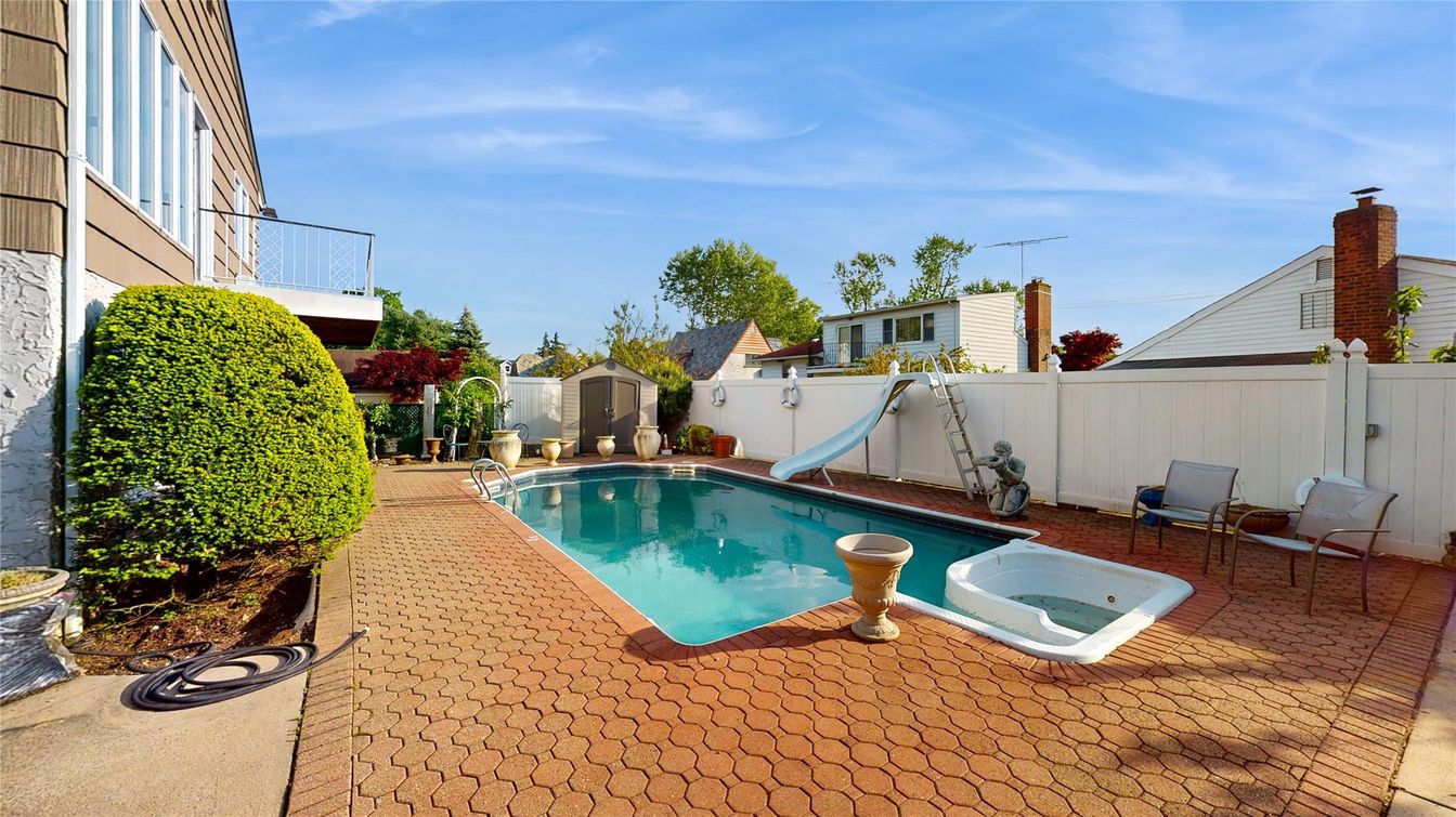 Exterior, Playground, Pool