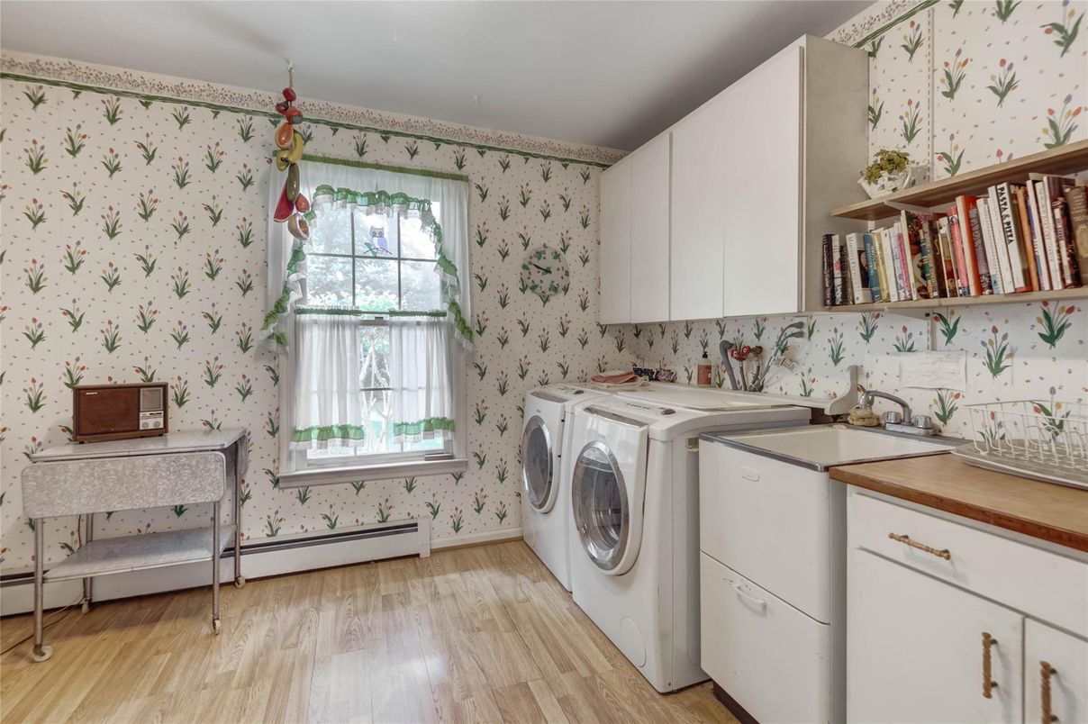 Interior, Washer, Wood Texture Flooring
