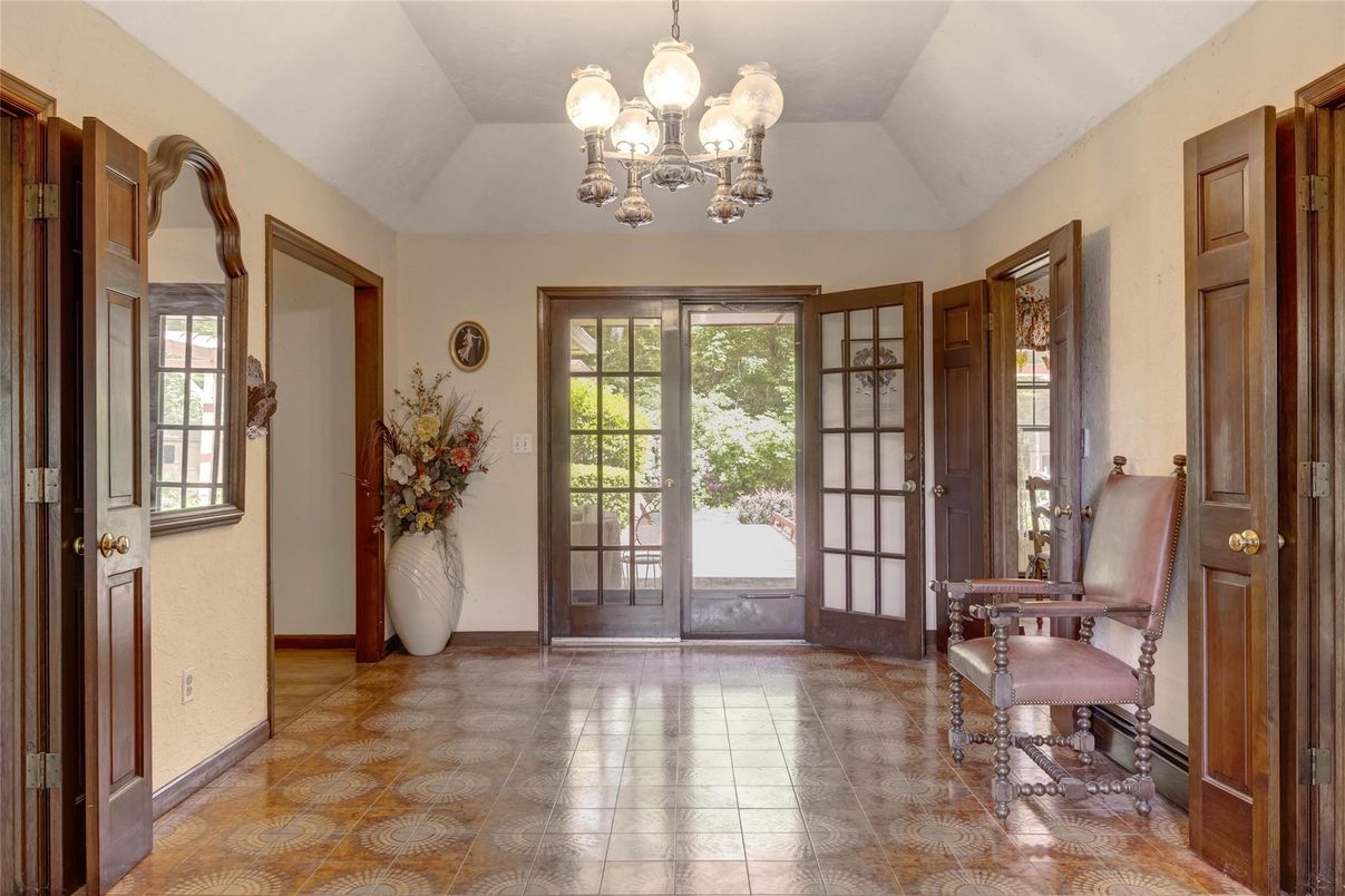 Chandelier, Interior