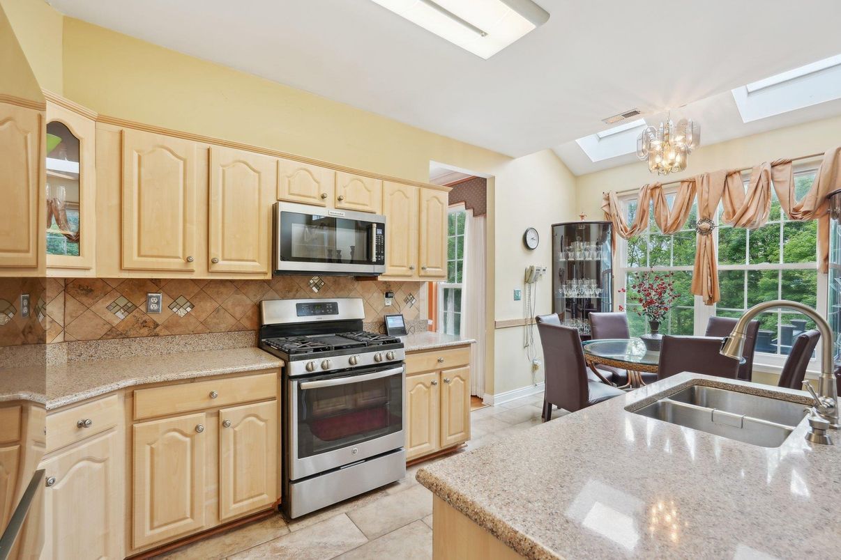 Chandelier, Dining room, Interior, Kitchen, Stainless Steel Appliances