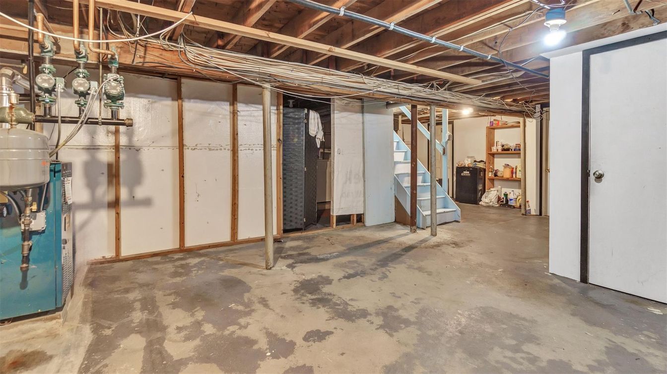 Empty room, Interior, Wooden Beams