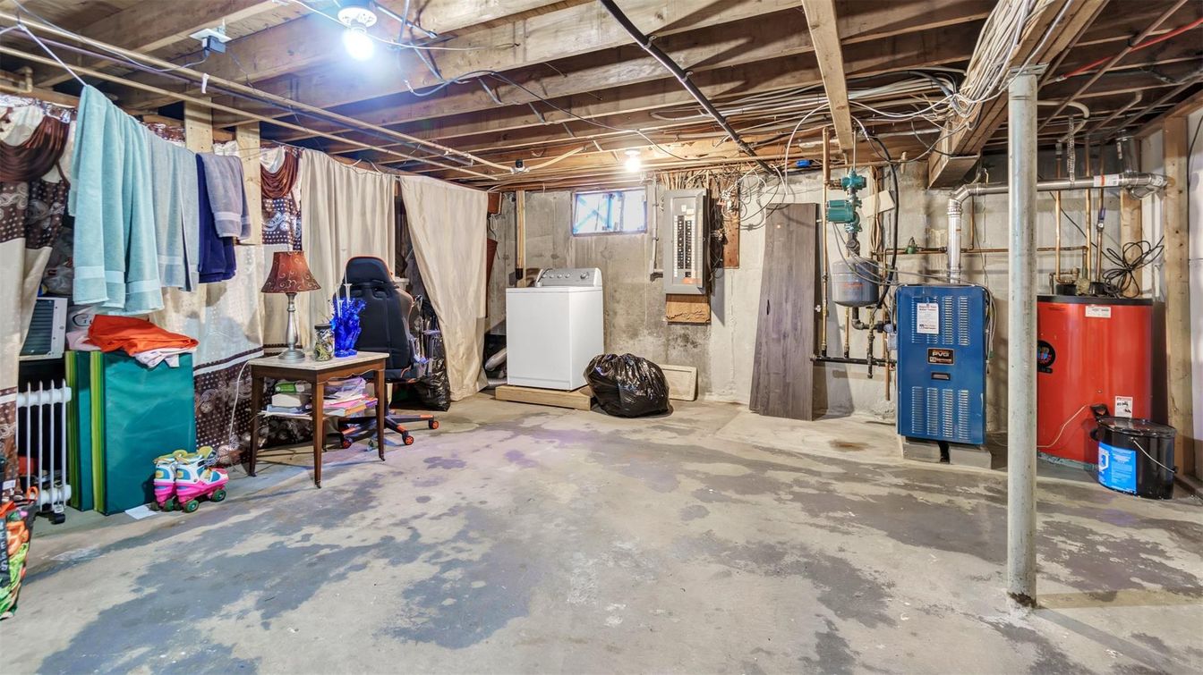 Interior, Washer, Wooden Beams
