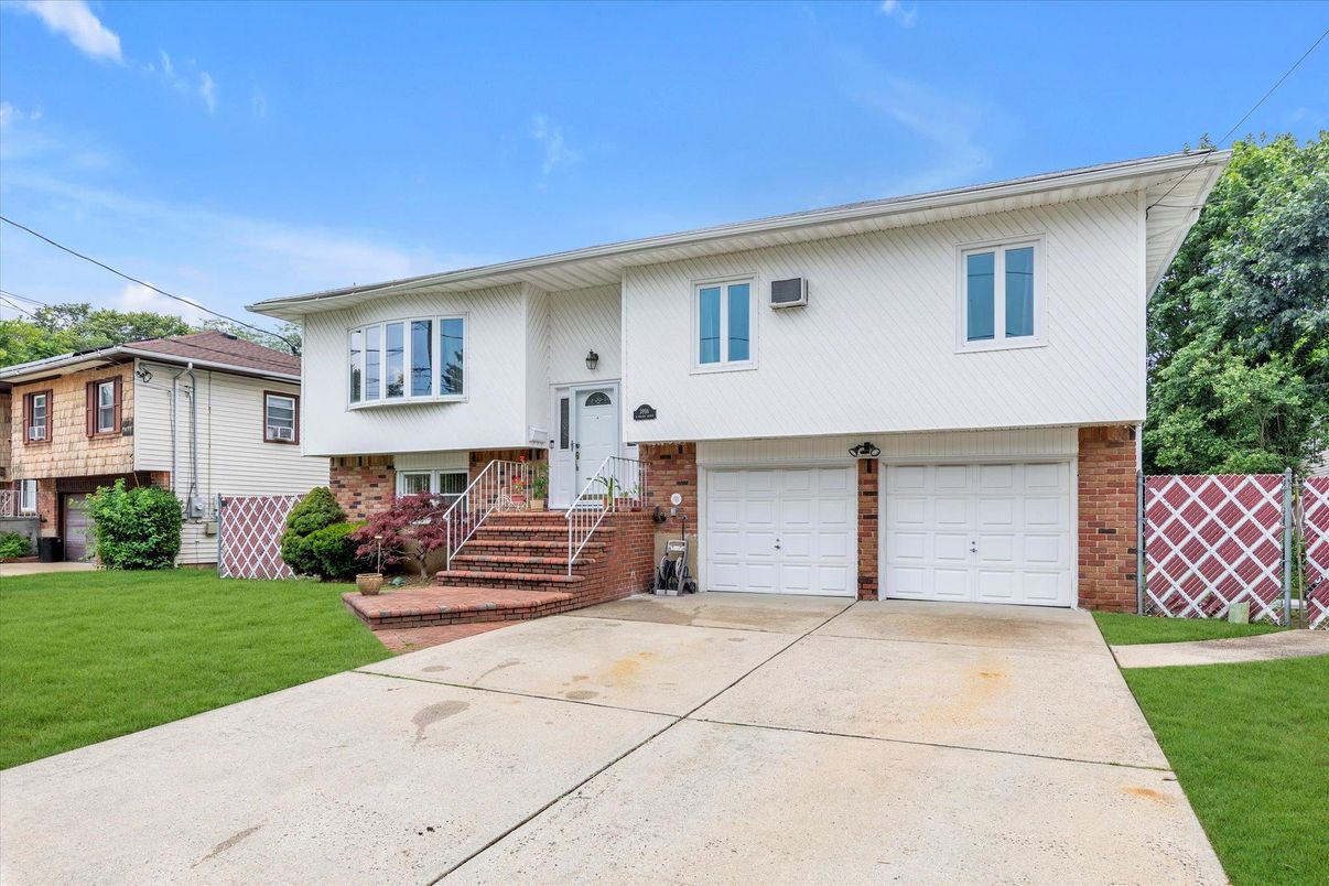 Attached, Exterior, Facade, Brick Facade, Raised Ranch