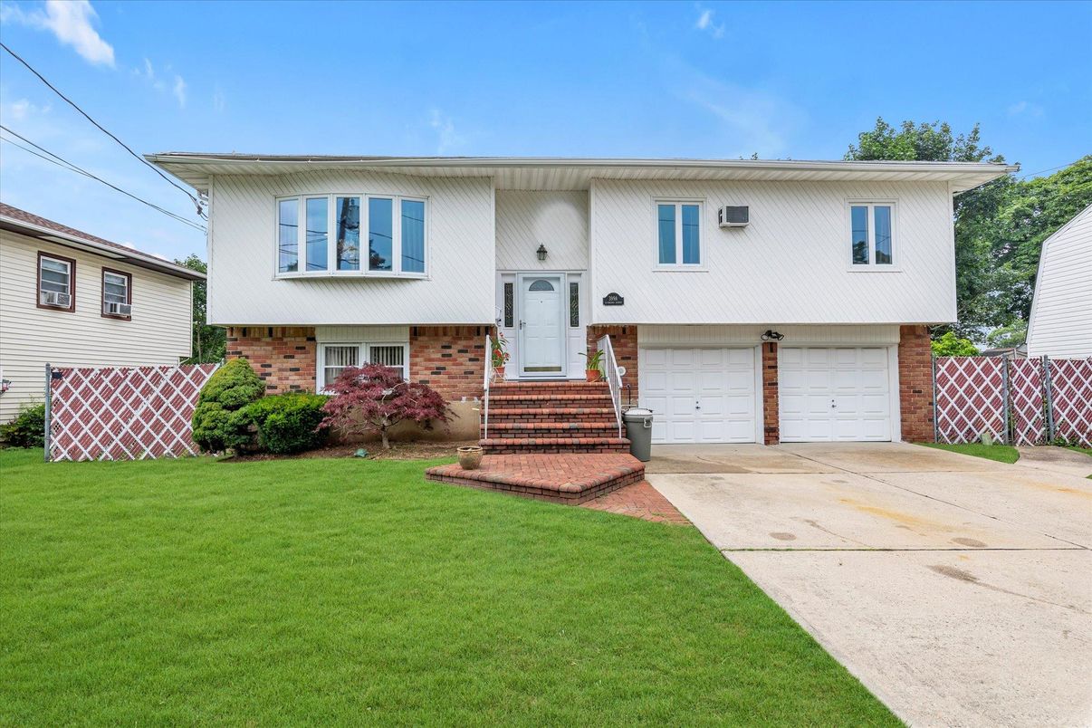 Attached, Exterior, Facade, Brick Facade, Raised Ranch