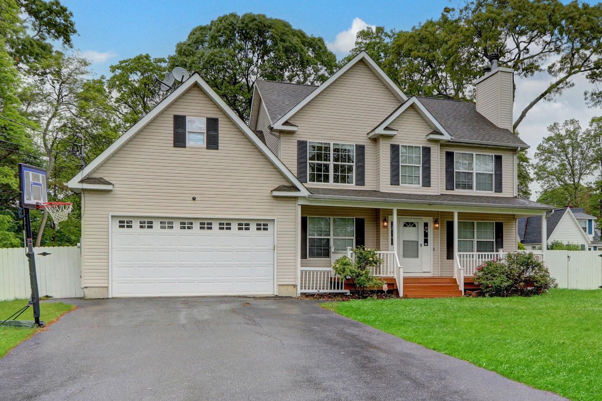 Attached, Exterior, Facade, Farmhouse