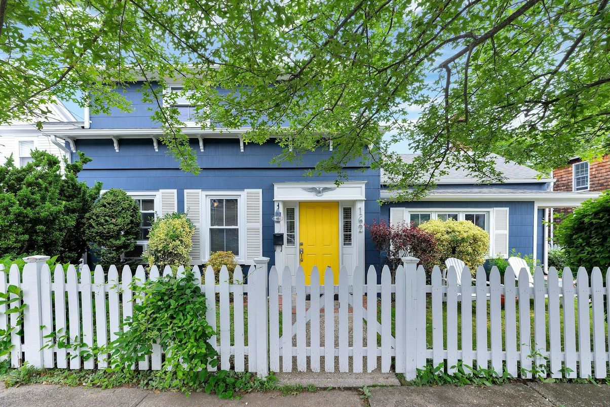 Exterior, Facade, American Foursquare