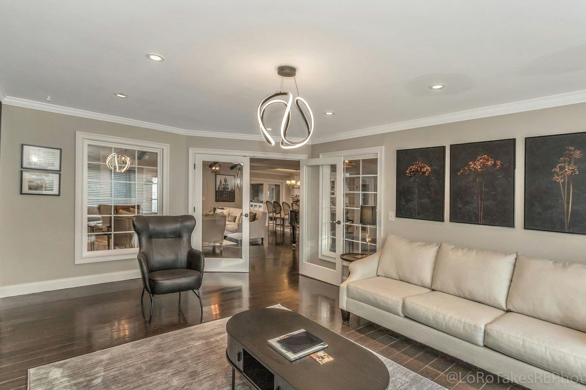 Interior, Living room, Pendant Lights, Recessed Lighting, Wood Texture Flooring