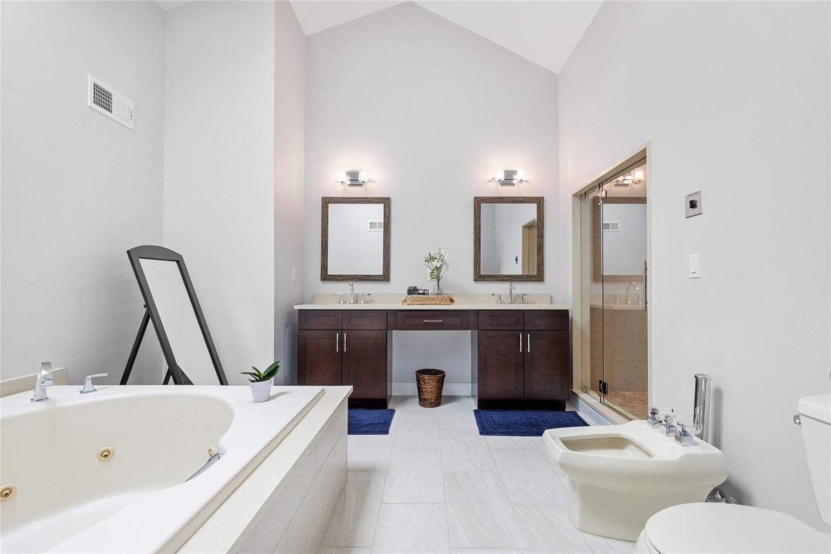 Bathroom, Dual Sink Vanities, Interior