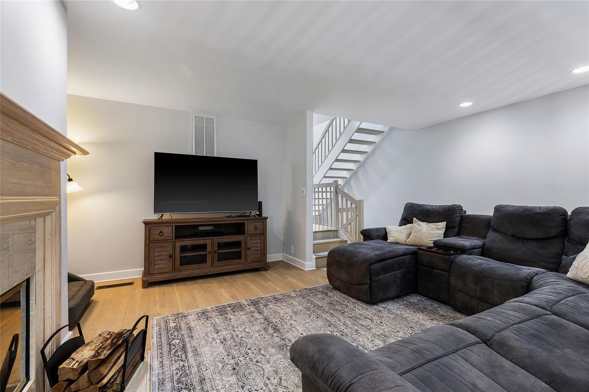 Interior, Living room, Recessed Lighting, Wood Texture Flooring