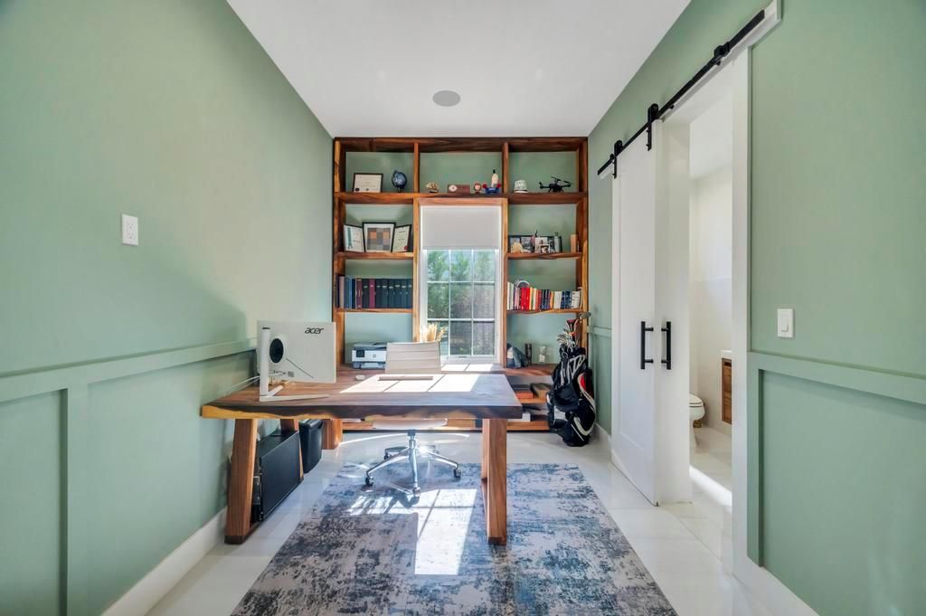 Home Office, Interior