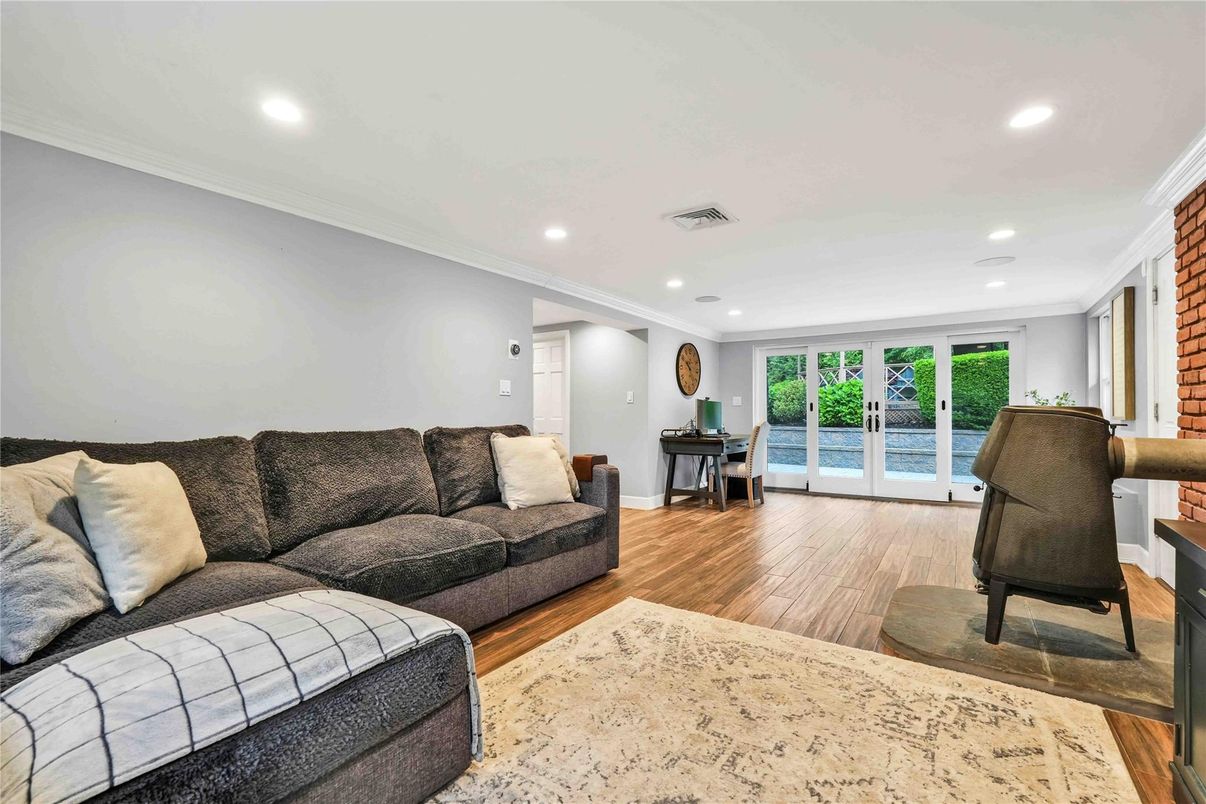 Interior, Living room, Recessed Lighting, Water, Wood Texture Flooring