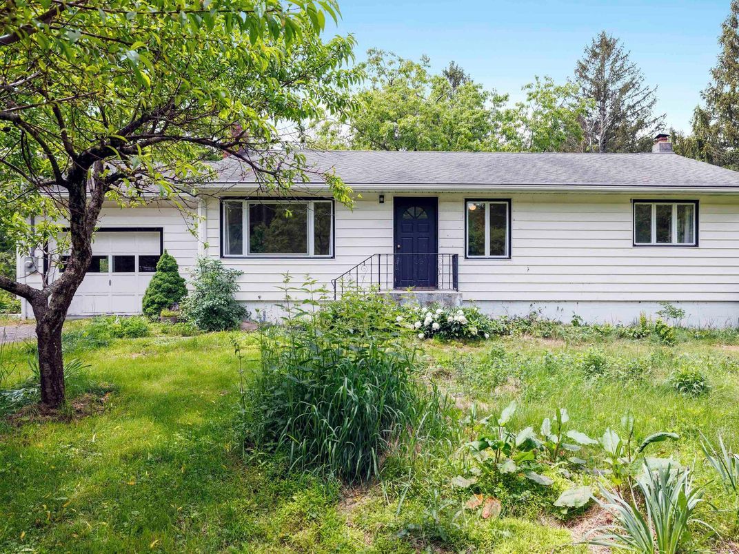 Attached, Exterior, Facade, Ranch