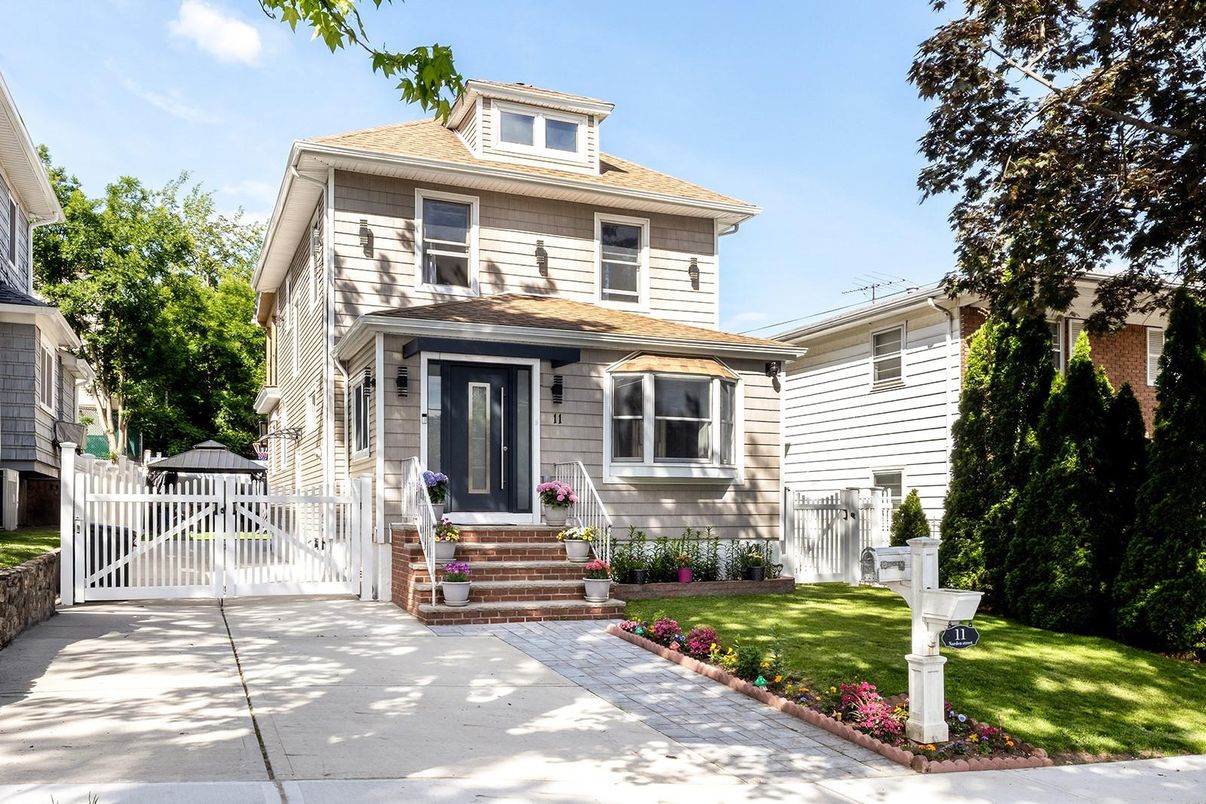 Exterior, Facade, American Foursquare