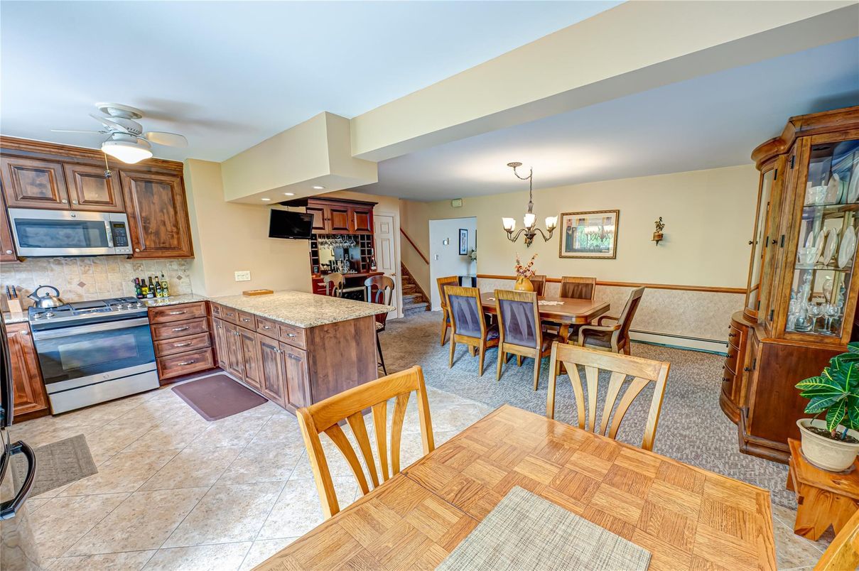 Chandelier, Dining room, Interior, Kitchen, Recessed Lighting, Stainless Steel Appliances