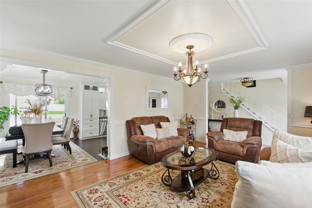 Chandelier, Dining room, Interior, Living room, Pendant Lights, Wood Texture Flooring