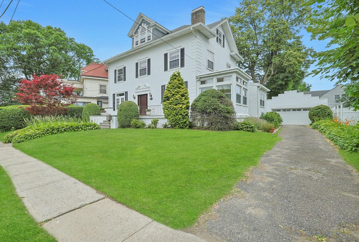 Attached, Exterior, Facade, Queen Anne Victorian