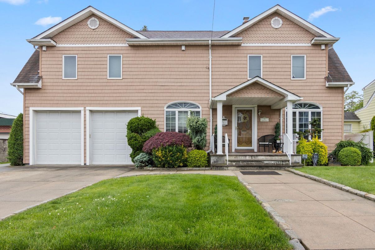 Attached, Exterior, Facade, American Craftsman