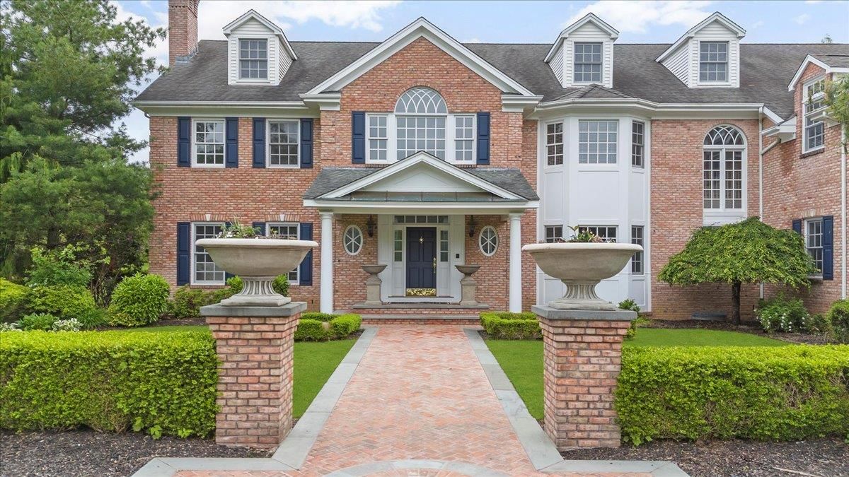 Exterior, Facade, Brick Facade, Georgian