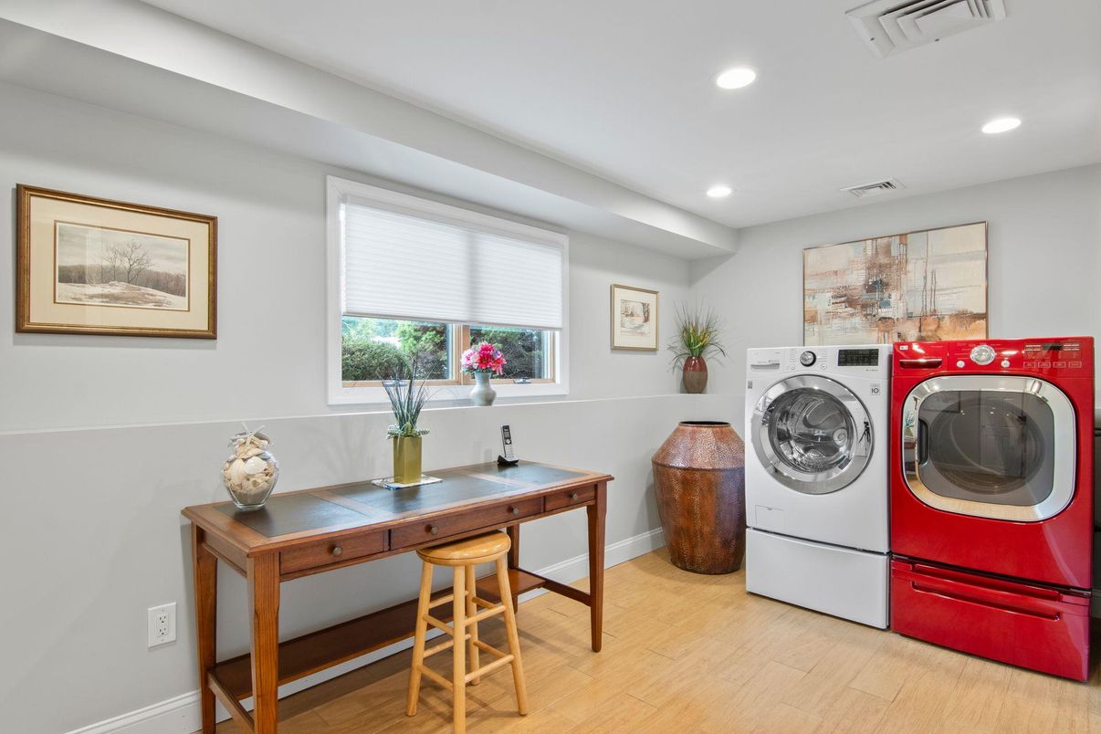 Interior, Recessed Lighting, Washer, Wood Texture Flooring