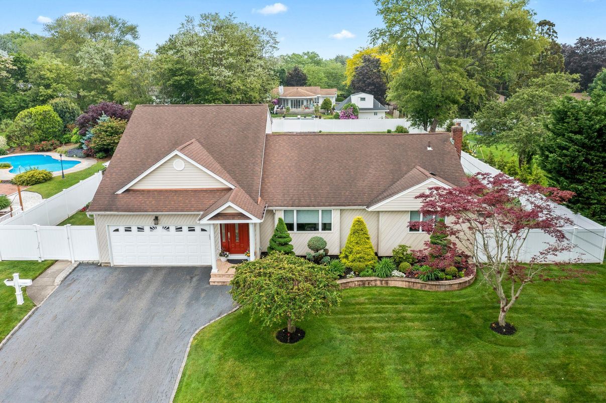 Attached, Exterior, Facade, Cape Cod