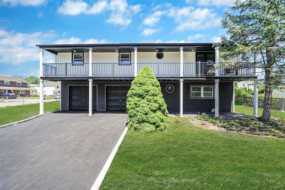 Attached, Exterior, Facade, Raised Ranch