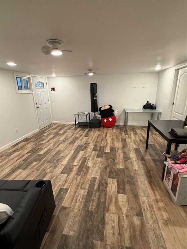 Interior, Recessed Lighting, Wood Texture Flooring