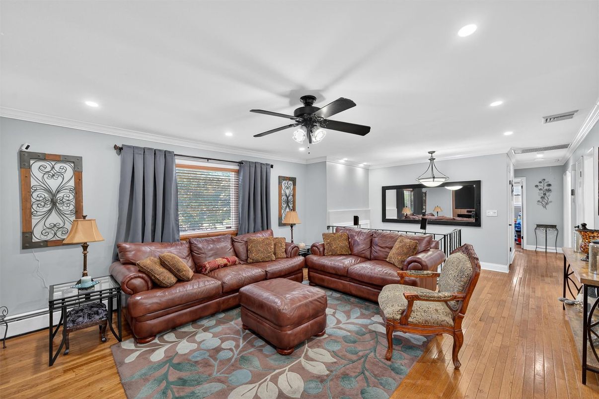 Interior, Living room, Pendant Lights, Recessed Lighting, Wood Texture Flooring